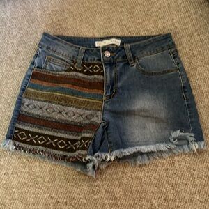 Detailed mid-rise shorts